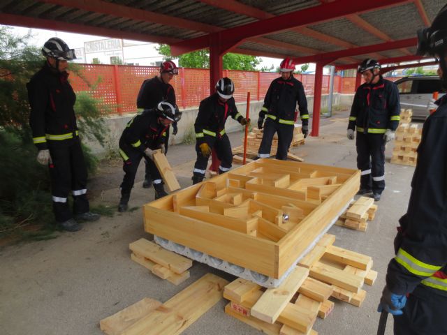 Casi un centenar de Bomberos de Murcia participan en un curso de movimiento de cargas pesadas