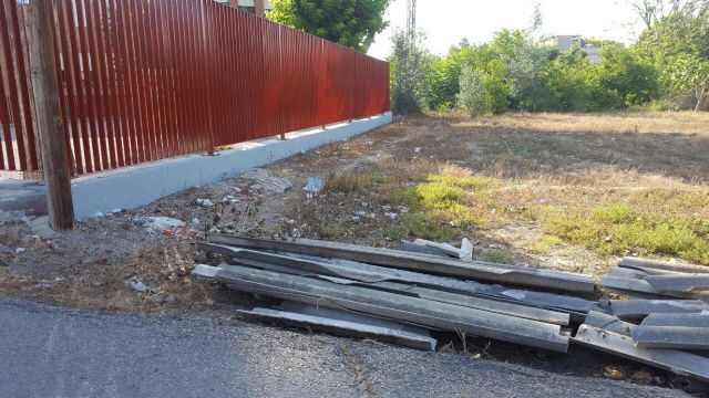 Ahora Murcia denuncia el abandono de una gran cantidad de planchas de amianto junto al ceip la arboleja