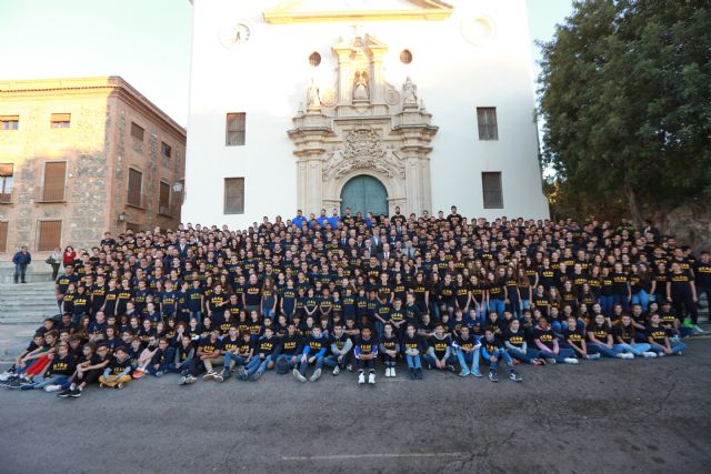 Cerca de 800 deportistas de la UCAM participan en la tradicional ofrenda floral a la Virgen de la Fuensanta