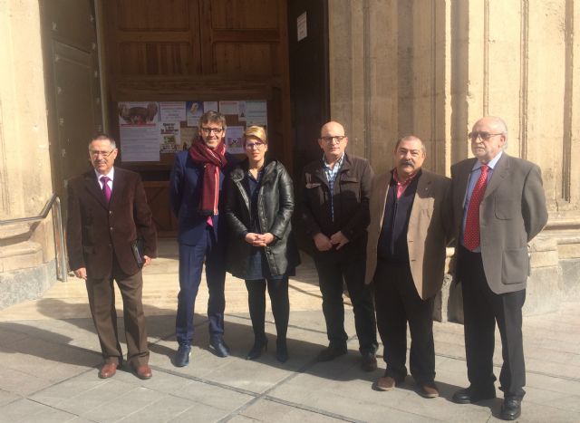 Noelia Arroyo visita a la Junta de la Archicofradía del Resucitado en la iglesia Santa Eulalia de Murcia