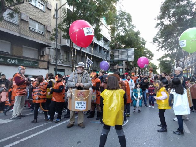 Teatro, gaiteros y máscaras en el desfile de carnaval del barrio del Carmen