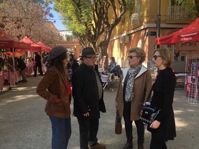 Decenas de personas visitan Vistabella para disfrutar del mercado creativo 'La Placica de los Patos'