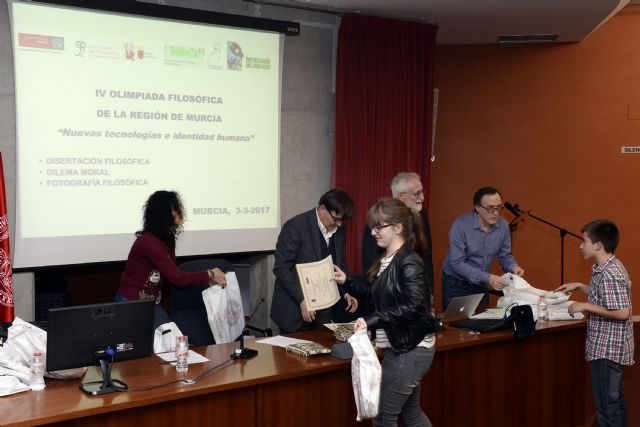 Premios a los ganadores de la Olimpiada de Filosofía de la Región de Murcia