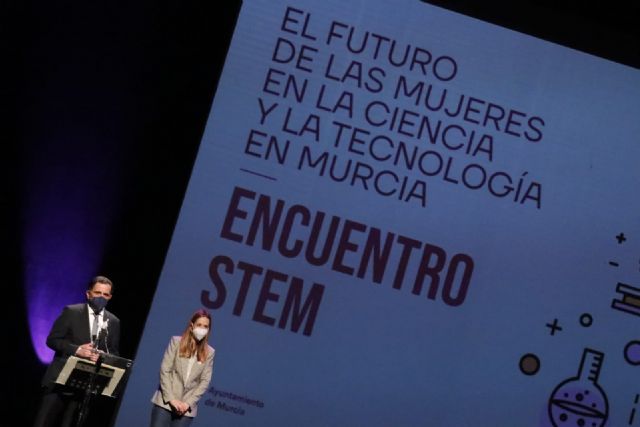 Cerca de un centenar de alumnas de instituto se adentran en las carreras de ciencias gracias a un encuentro organizado por el Ayuntamiento de Murcia