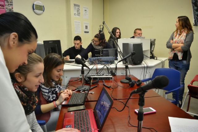 Jóvenes murcianos llevan a Senegal un estudio de radio