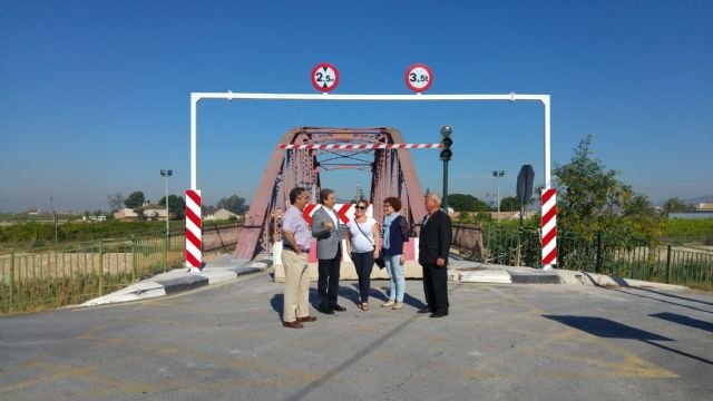 Fomento ultima los trabajos para reabrir al tráfico el puente metálico de Alquerías