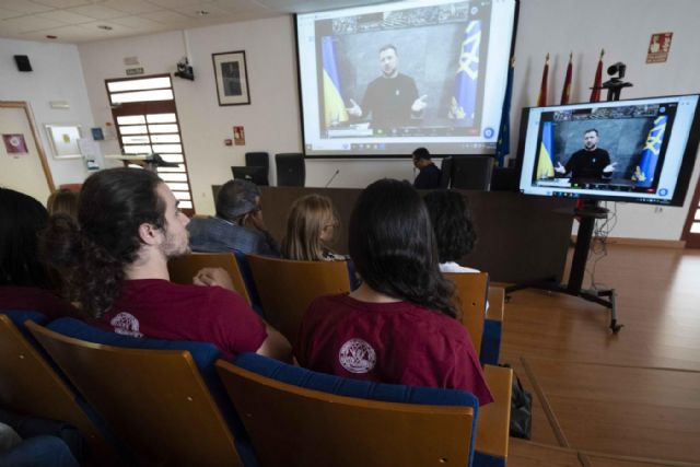 Zelenski charla con estudiantes de la UMU y de las otras diez universidades de la alianza Euniwell y les anima 'a ser valientes y no renunciar nunca a la libertad'