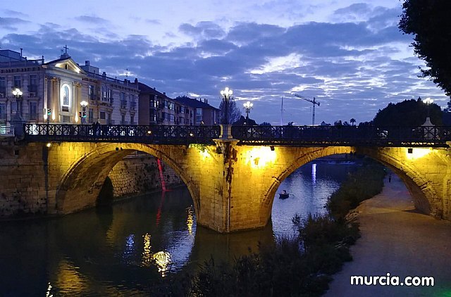 El Puente Viejo reabre al tráfico esta tarde tras adelantarse las obras de acondicionamiento del firme