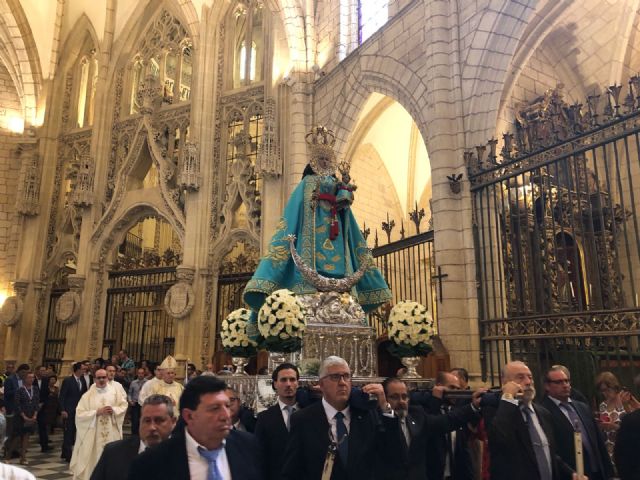 La Virgen de la Fuensanta luce un manto bordado por todos los murcianos en el día de su onomástica