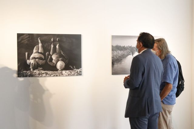 Medio centenar de fotografías muestran la tradición de los barros curativos del Mar Menor bajo la mirada de Vidal Coy