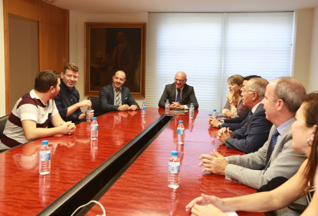 El consejero Juan Hernández recibe a los alumnos de la UCAM ganadores de un premio nacional por una aplicación para prevenir el ciberbullying