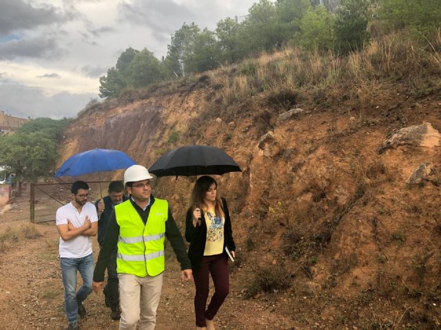 Infraestructuras instala una pantalla de 40 metros para evitar el desprendimiento de rocas en Torreagüera