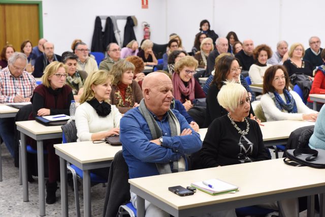 El pintor Pedro Cano ofreció una conferencia a los estudiantes del Aula Sénior de la UMU