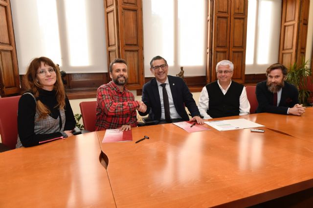 La UMU y La Cámara Roja firman un convenio de colaboración para promocionar y enseñar el arte de la fotografía