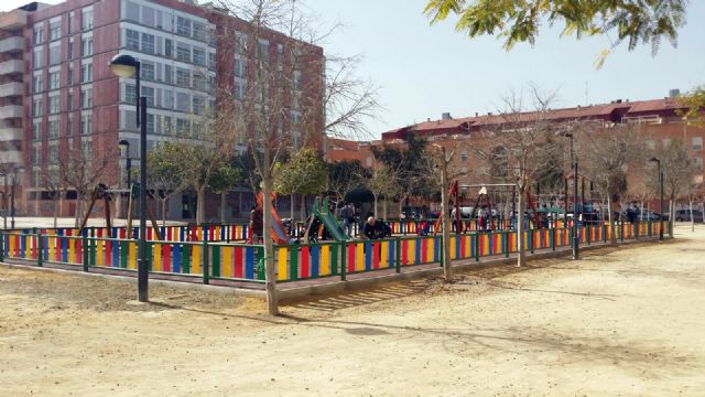 El Ayuntamiento amplía y mejora la zona de juegos infantiles del jardín José Antonio Camacho de Ronda Sur