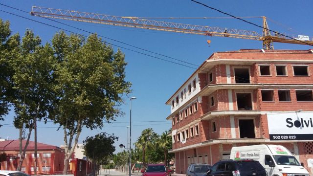 El pedáneo de Los Dolores pide al Gobierno local que retire la grúa que hay junto al colegio y la guardería para evitar accidentes