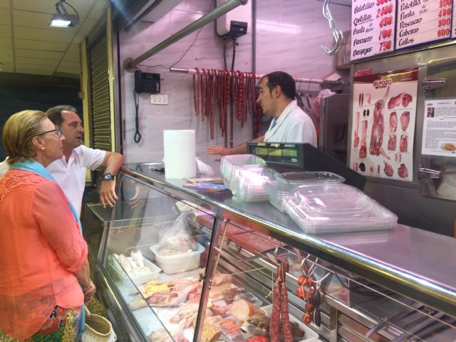 Comercio da los primeros pasos para la instalación de un gastromercado en la plaza de Saavedra Fajardo