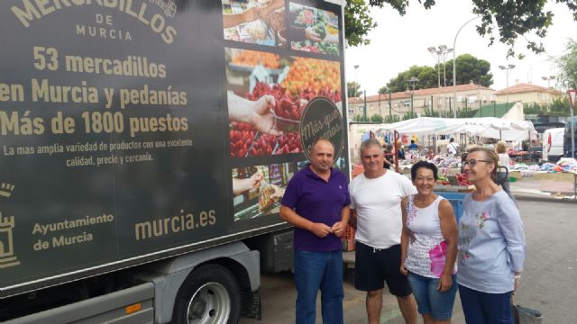 60 vehículos de vendedores de los mercadillos semanales ya lucen la nueva imagen de la campaña de la Concejalía de Comercio