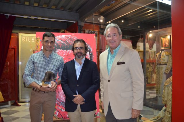 El consejero de Presidencia entrega al torero Paco Ureña el Premio al Mejor Toreo de Capote de la Feria de Murcia 2016