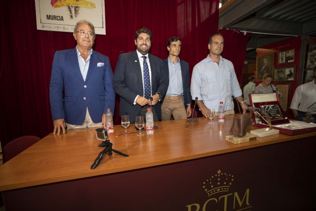 López Miras participa en los 'Aperitivos Taurinos' organizados por el Real Club Taurino de Murcia