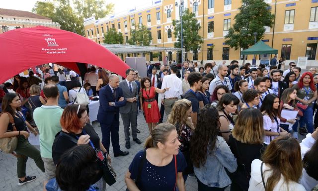 Más de 500 emprendedores y personas en busca de trabajo se dan cita en la I Feria ´Murcia Emplea´