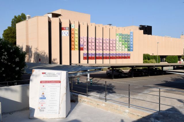 La Facultad de Química de la UMU inaugura la tabla periódica más grande del mundo