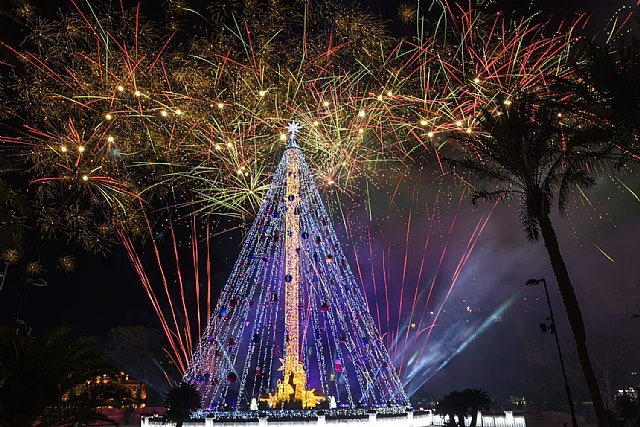 La Navidad de Murcia brilla con el gran Árbol