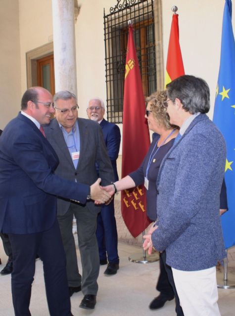 El presidente de la Comunidad recibe a los representantes de la Asamblea de la Unión Nacional de Entidades Festeras