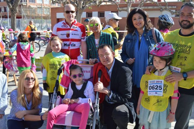 Más de 800 personas participan en la II Edición de la Marcha Cicloturista Solidaria en Familia