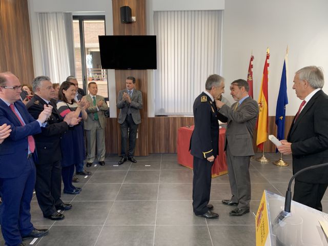 El inspector jefe de la Policía Local de Murcia recibe la Medalla al Mérito de la Protección Civil