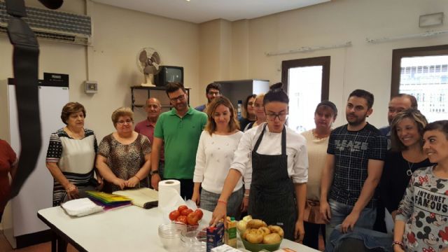 Conchita Ruiz inaugura el 'Proyecto de Organización doméstica, economía familiar y cocina saludable'