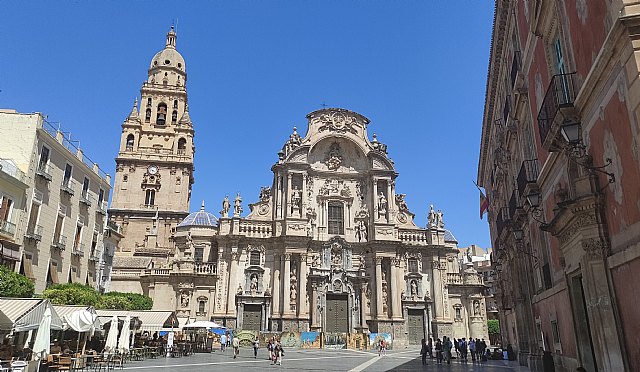 Alumnos del Grado en Turismo ofrecen su ayuda a refugiados ucranianos para conocer la ciudad de Murcia