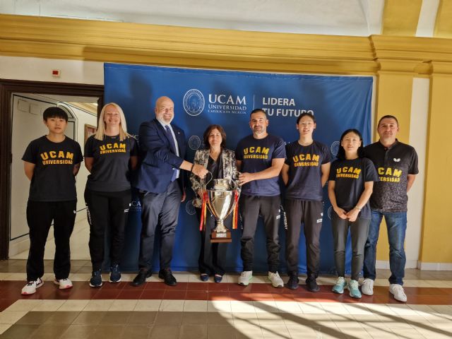 UCAM Cartagena Tenis de Mesa entrega la copa de campeonas de Liga a su presidenta