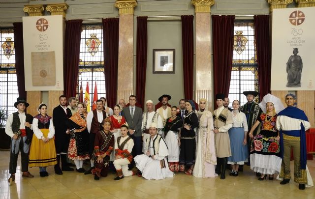 Las calles y plazas de Murcia se llenan de color y danza con el Festival Internacional de Folklore en el Mediterráneo