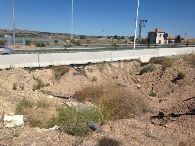 El PSOE muestra su perplejidad por que la Costera Norte siga con el carril bici y las rotondas a medio 14 meses después de su apertura