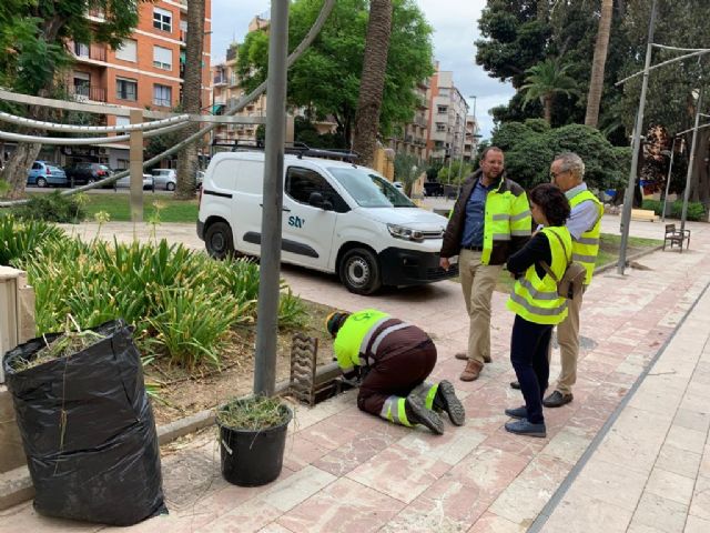 Parques y Jardines ultima los trabajos de limpieza de imbornales ante la previsión de fuertes lluvias