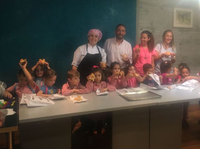 Escolares del CEIP Avileses disfrutan de la cocina gracias a los talleres incluidos en la oferta educativa de 'Mi Ciudad Enseña'