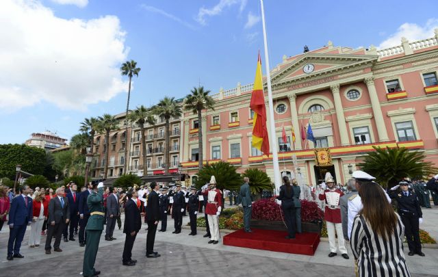 La Glorieta acoge el izado de la bandera en honor a la Fiesta Nacional