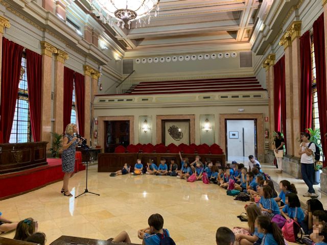 Alumnos del colegio El Taller visitan el Salón de Plenos del Ayuntamiento