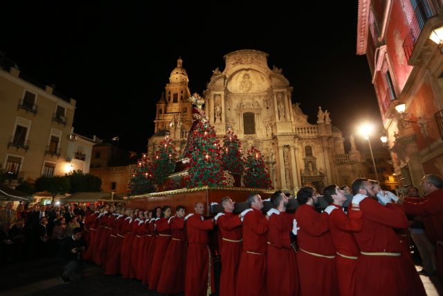 Miles de personas asisten a la Magna Procesión en la que han participado dieciséis tronos