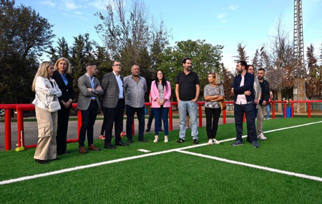 Más de 450 deportistas ya disfrutan del renovado césped artificial del campo de fútbol de La Alberca