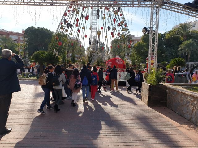 Un grupo de cien alumnos de La Raya inaugura hoy las visitas escolares al gran Árbol de Navidad