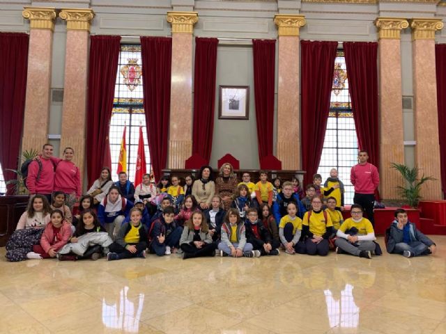 Alumnos del colegio Jara Carrillo de Alcantarilla visitan el Salón de Plenos del Ayuntamiento