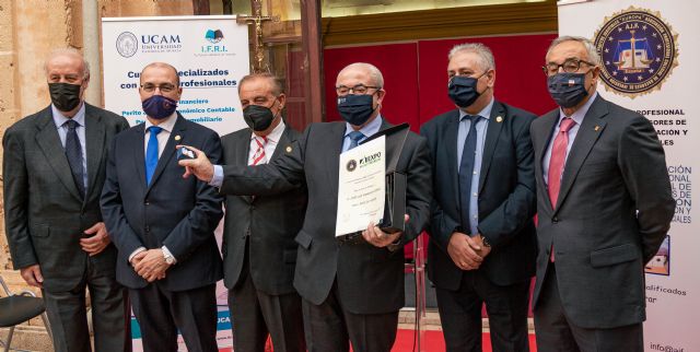 José Luis Mendoza recibe la insignia de oro de la AIF