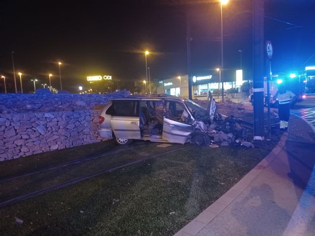 Servicios de emergencias atienden a una mujer herida en accidente de tráfico en Murcia