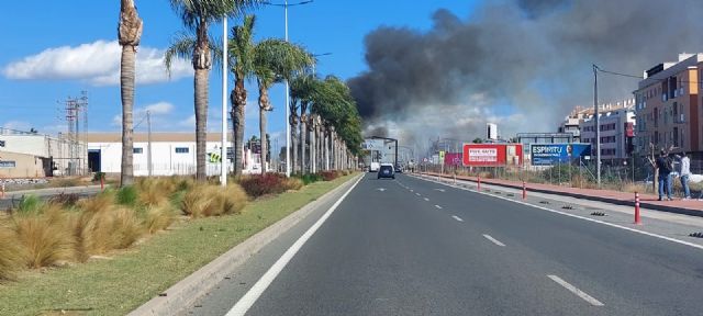 Incendio en un bancal en Cabezo de Torres