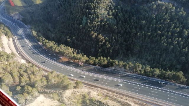 Conato de incendio forestal provocado al arder un camión en el Puerto de la Cadena