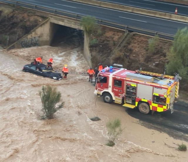 Rescatan a una persona que quedó atrapada al ser arrastrada por una riada en Murcia