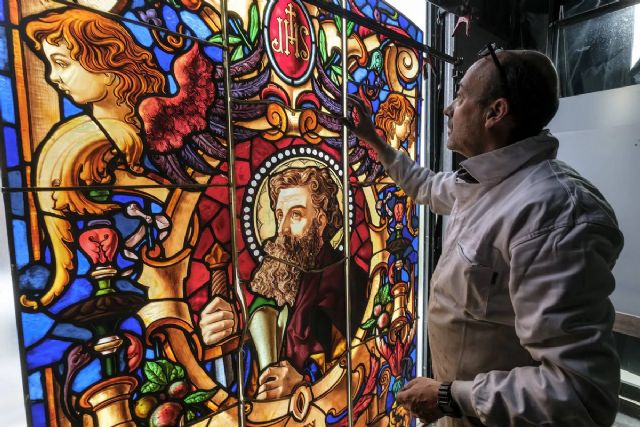 Regresan restauradas las vidrieras de la fachada de la Catedral de Murcia