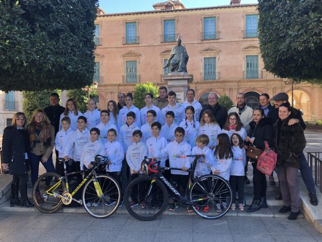 El Ayuntamiento renueva su colaboración con Tritones Murcia, el club de triatlón más laureado de la Región que la pasada temporada logró 165 medallas